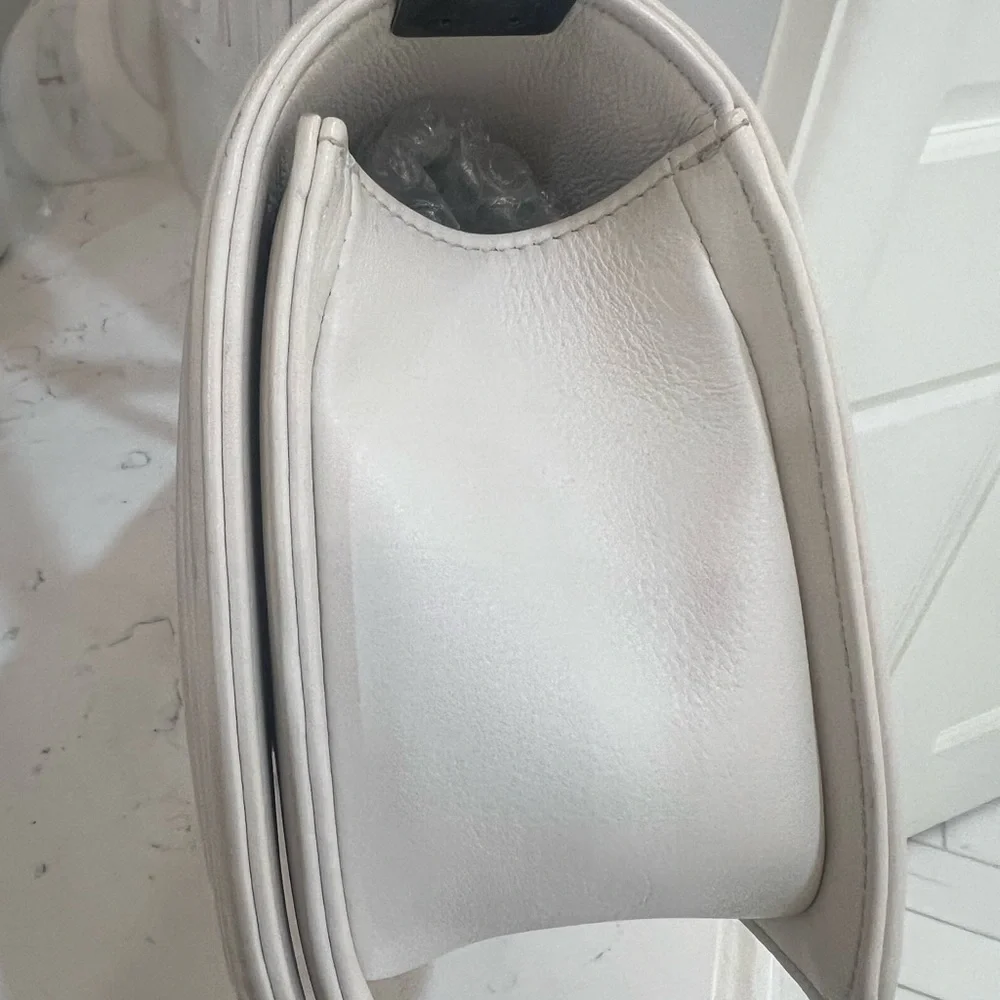 Chanel White Quilted Leather Chain Boy Bag. Great condition. - Picture 5 of 13